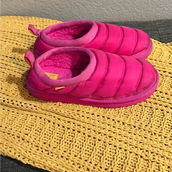 Ugg Girls Pink Quilted Shoes size 5 - Picture 4 of 5